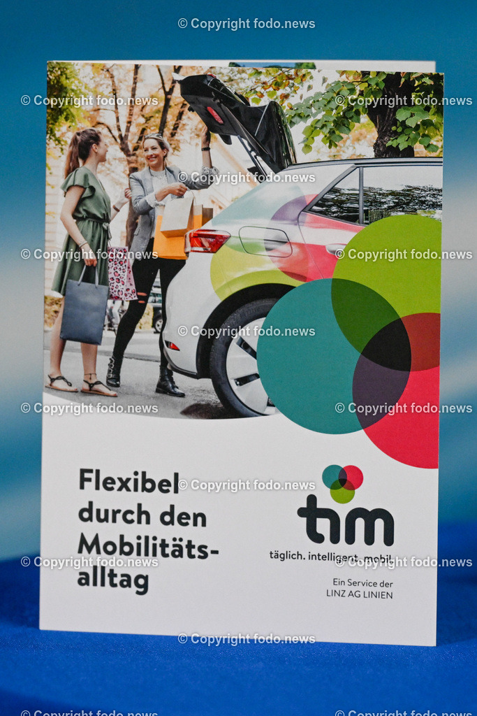 Pressekonferenz LINZ AG - tim Linz - Eine Erfolgsgeschichte_ 05.06.2023-5 | 05.06.2023, Linz AG, AUT, Pressekonferenz LINZ AG - tim Linz - Eine Erfolgsgeschichte, im Bild tim Info Broschuere