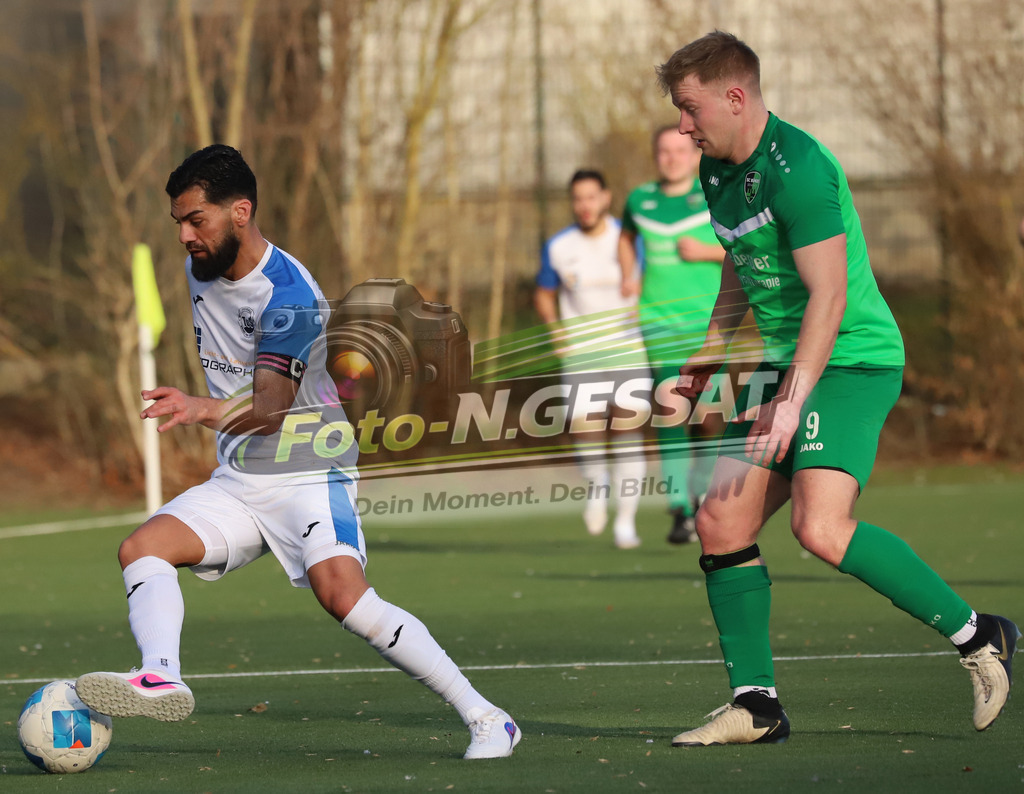 SC Bünde - TuS Brake | Auf dem Bild zu sehen: grün SC Bünde: Lukas Henning ; weiß TuS Brake: Tolga BaytemurSC Bünde, TuS Brake, Saison 25/26, Bezirksliga, Deutschland - Realisiert mit Pictrs.com