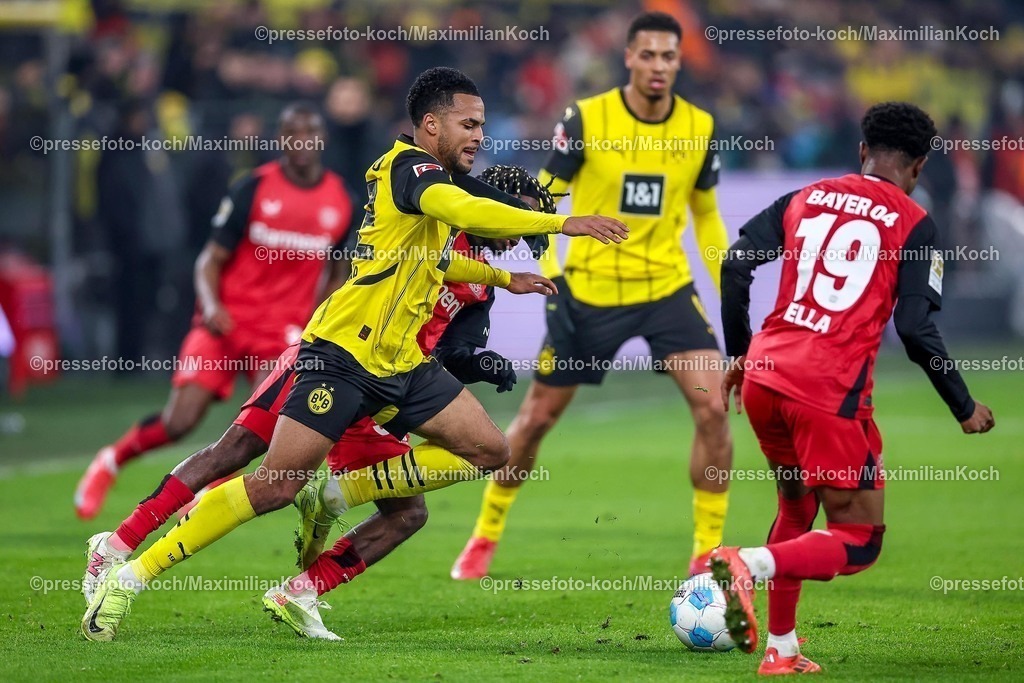 BVB10012502279 | 10.01.2025, Fußball, Borussia Dortmund - Bayer 04 Leverkusen, 1. Fußball Bundesliga, 16. Spieltag, Signal Iduna Park, Saison 2024 2025: Almugera Kabar (BVB #42) im Zweikampf gegen Jeremie Frimpong (Bayer04 Leverkusen #30)DFB regulations prohibit any use of photographs as image sequences and or quasi-video.