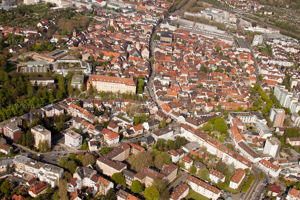 Luftbild: Durlach, Altstadt von Osten im Ortsteil Durlach in Karlsruhe im Bundesland Baden-Württemberg in Deutschland. Foto: IMG_26084.jpg vom 23.04.2010 durch Werner Riehm/FLY-FOTO.de