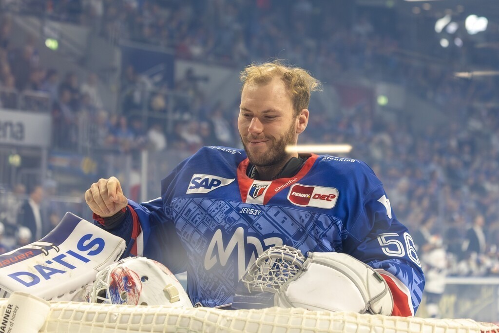 DEL, Deutsche Eishockey Liga Saison 2025/26, Playoff-Halbfinale, Spiel 5: Adler Mannheim gegen Red Bull München | DEL, Deutsche Eishockey Liga Saison 2025/26, Playoff-Halbfinale, Spiel 5: Adler Mannheim gegen Red Bull München***Ein zuversichtlicher Maximilian Franzreb kurz vor Beginn der Partie. Franzreb hatte mit tollen Paraden masgeblichen Anteil am Einzug ins Finale - Realisiert mit Pictrs.com