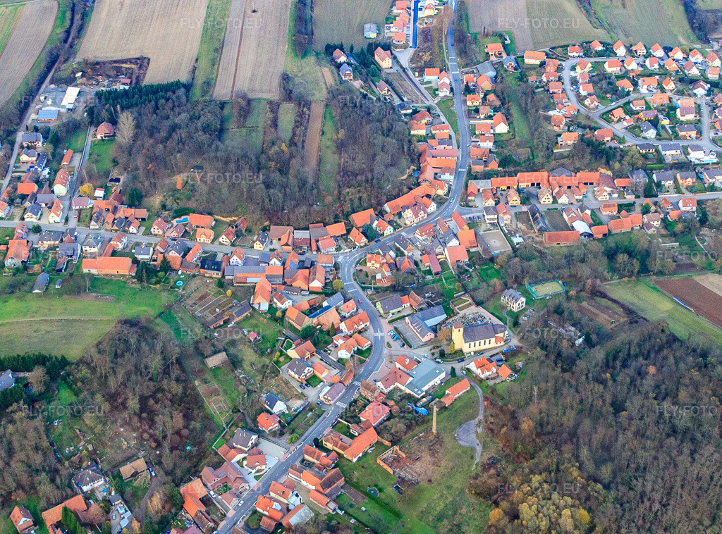 Vue aérienne: Rue de la Hte Vienne avec l'Eglise Catholique St Michel à Neewiller-près-Lauterbourg dans le département Bas Rhin, France.Photo: IMG_22973.jpg prise le 21/11/2009 par Werner Riehm/FLY-FOTO.euRésolution de l'original: 4278 x 3168 px