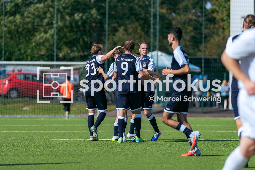 SV Jägerhaus-Linde – TSV Beyenburg | Hendrik-Pascal Hoffmann (33, TSV Beyenburg) und Tim Hillebrand (9, TSV Beyenburg) beim gemeinsamen Torjubel   zum 0:1 mit dem Team. Kreisliga A: SV Jägerhaus-Linde gegen TSV Beyenburg, Wuppertal, 27.09.2026. Endstand: 1:2 (0:1). sportimfokus / Marcel Schwering - Realisiert mit Pictrs.com