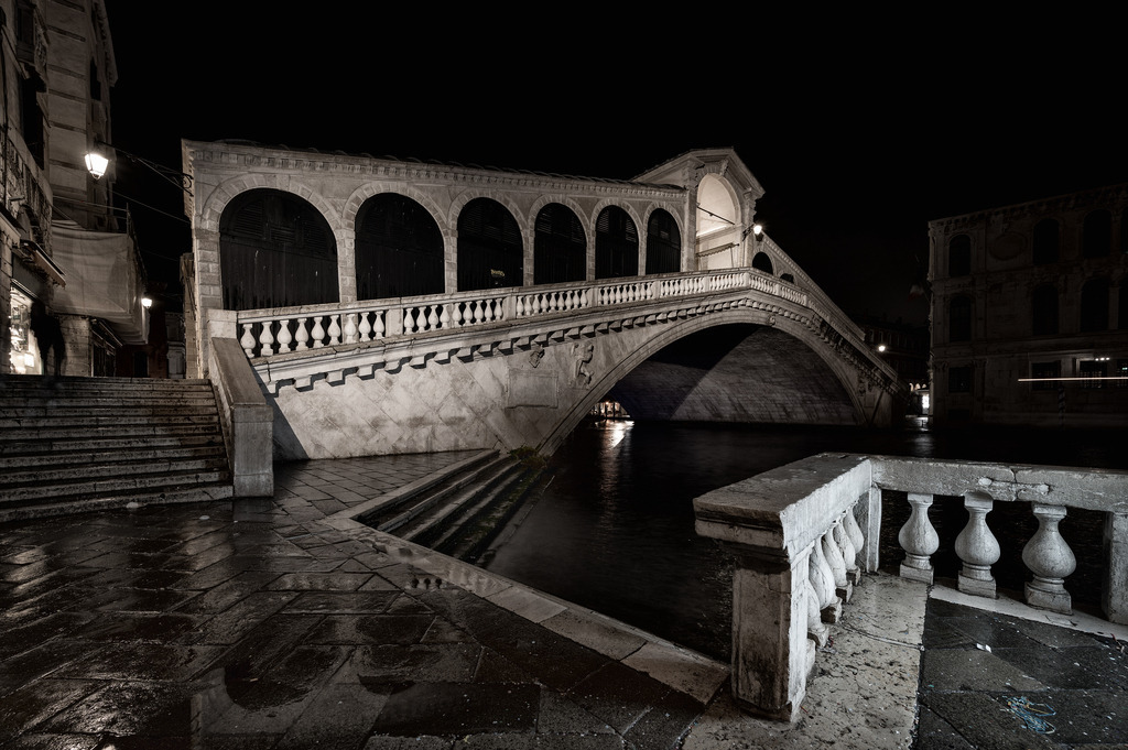 Rialto | Eigentlich reizt es mich wenig, millionenfach fotografierte Ansichten selbst auch noch zu fotografieren. Deshalb hatte ich nicht erwartet, ausgerechnet eine Aufnahme der Rialto-Brücke in Venedig für einen FineArt-Druck auszuwählen. 
Diese Nachtaufnahme gefällt mir aber ausserordentlich gut - sowohl von der Komposition als auch von der Stimmung her.
-----------------------------------------------------------------
Actually, it doesn't really appeal to me to photograph views that have been photographed millions of times. That's why I didn't expect to choose a photograph of the Rialto Bridge in Venice for a fine art print.
But I really like this night shot - both in terms of composition and mood.
-----------------------------------------------------------------
Dieser Druck ist in einer limitierten Auflage von 5 Exemplaren erhältlich. 
This print is available in a limited edition of 5 copies. 
http://art.hess.photography/136-rialto.html - Realisiert mit Pictrs.com