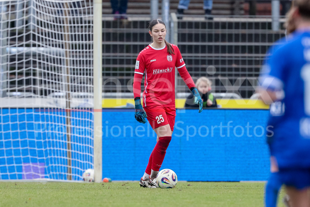 Fussball, 2. Frauen-Bundesliga, SV Meppen - FC Bayern München II | Johanna Meyer (Torhüterin, Torwart, SV Meppen, 25) am Ball, Einzelbild, Ganzkörper, Aktion, Action, Spielszene, DIE DFB-RICHTLINIEN UNTERSAGEN JEGLICHE NUTZUNG VON FOTOS ALS SEQUENZBILDER UND/ODER VIDEOÄHNLICHE FOTOSTRECKEN. DFB REGULATIONS PROHIBIT ANY USE OF PHOTOGRAPHS AS IMAGE SEQUENCES AND/OR QUASI-VIDEO.