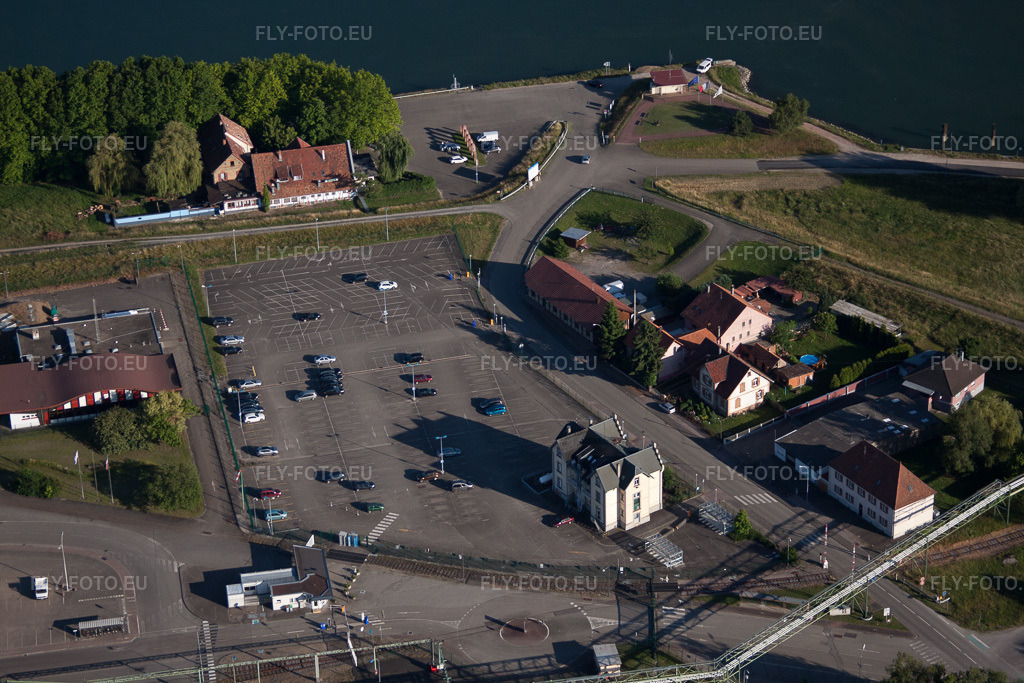 Vue aérienne: Au bord du Rhin à Lauterbourg dans le département Bas Rhin, France.Photo: IMG_66565.jpg prise le 05/06/2014 par Werner Riehm/FLY-FOTO.euRésolution de l'original: 4752 x 3168 px