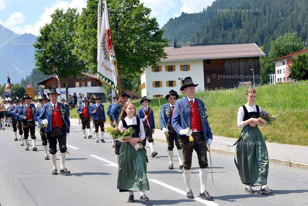 HOLZGAU-news-2022-Juli24-Bezirksschuetzenfest-Elbigenalp-D8-WTV_3733 | Info aus dem Bezirk Reutte/Ausserfern Tirol sowie eine umfangreiche Bilddatenbank über die gesamte Region: Lechtal, Talkessel Reutte, Tannheimertal, Zwischentoren. Lech, Plansee, Zugspitze, Grenztunnel, B179, Fernpassstraße, Verkehr, Lawinen, Tradition, - Realisiert mit Pictrs.com