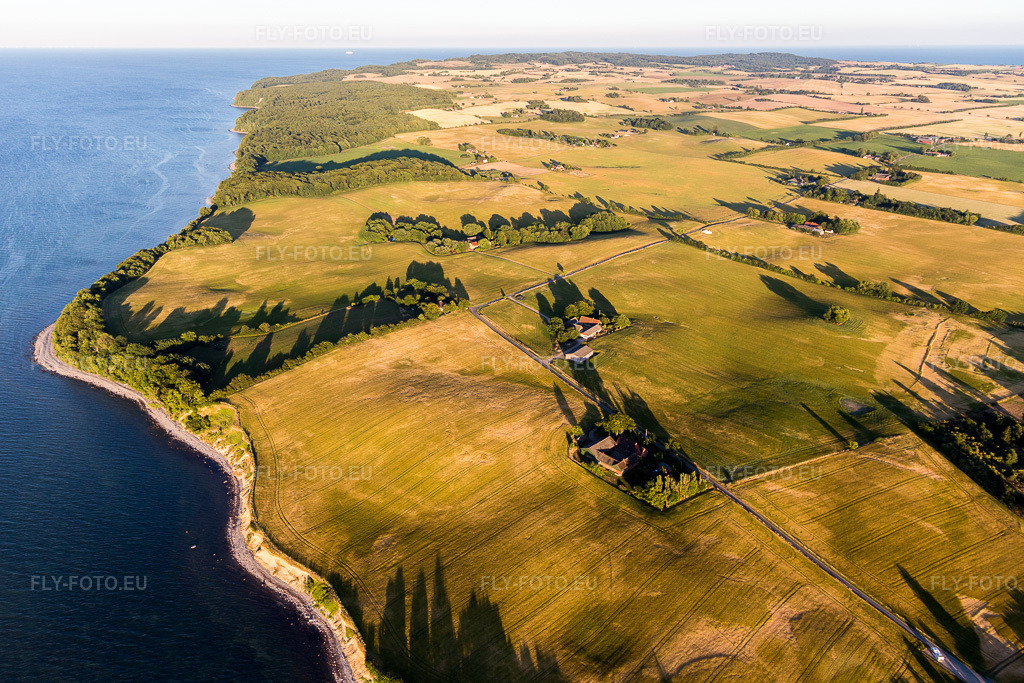 Vue aérienne: Champs et zones boisées de Møns Klint sur la côte escarpée de la mer Baltique à Borre dans le département Sjaelland, Danemark. Photo: IMG_108636.jpg prise le 04/07/2018 par Werner Riehm/FLY-FOTO.euRésolution de l'original: 5424 x 3616 px