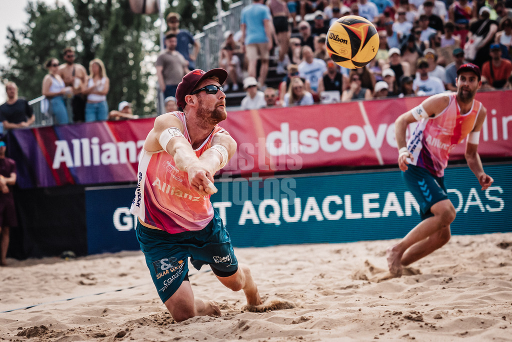 Beachvolleyball | Männer | Allianz German Beach Tour 2025 | Tourstop Berlin | 16.08.2025 | Yannick Harms nimmt den Ball an