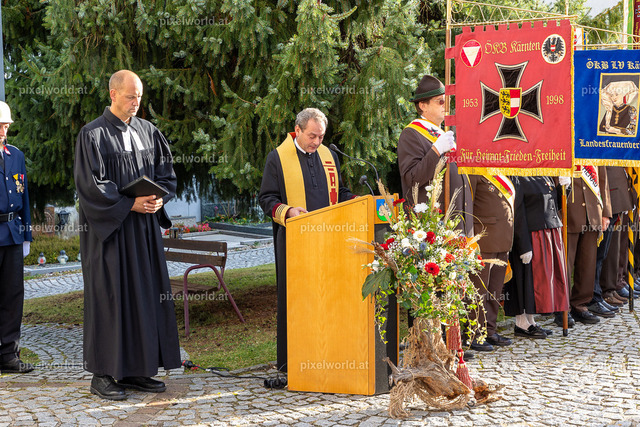 Kranzniederlegung am Karner bei der Stadtpfarrkirche "Maria in Dorn" | Bildershop von pixelworld.at - Realisiert mit Pictrs.com