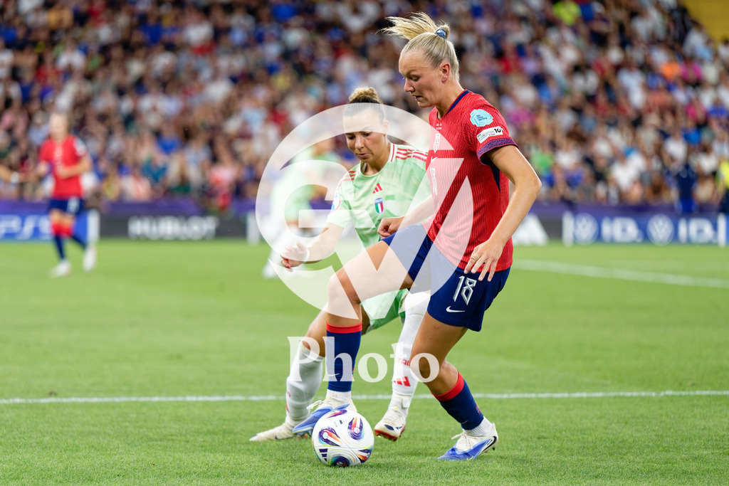 Norway v Italy - UEFA Women's EURO 2025 Quarter-Final | GENEVA, SWITZERLAND - JULY 16: Arianna Caruso of Italy (L) and Frida Maanum of Norway (R) fight for possession  during the UEFA Women's EURO 2025 Quarter-Final match between Norway and Italy at Stade de Geneve on July 16, 2025 in Geneva, Switzerland. (Photo by Giuseppe Velletri/Sports Press Photo/Getty Images)