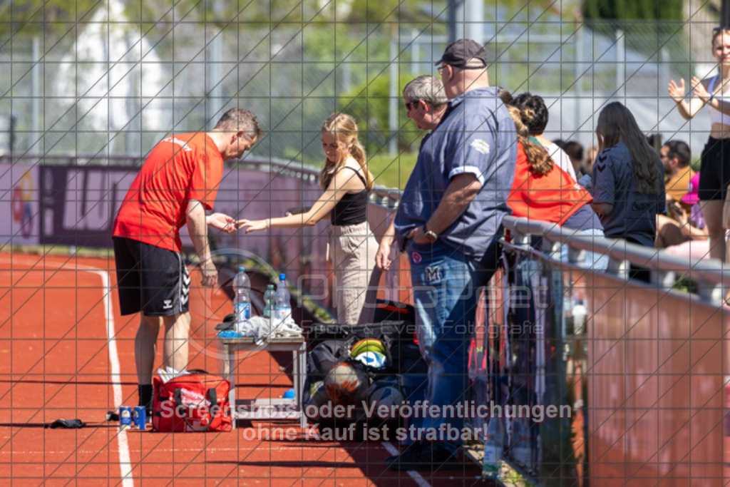 20250501_114409_0498 | #,1.FC Donzdorf II (rot) vs.1.Göppinger SV (weiß), Fussball, Frauen-Bezirkspokal Halbfinale Saison 2024/2025, Rasenplatz Lautertal Stadion, Süßener Straße 16, 73072 Donzdorf, 01.05.2025 - 10:30 Uhr,Foto: PhotoPeet-Sportfotografie/Peter Harich