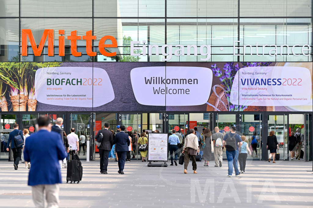 _DWI3474 | Das Herz der internationalen Bio-Branche schlug vom 26.–29.07.2022 für vier Tage in Nürnberg. Die BIOFACH, Weltleitmesse für Bio-Lebensmittel, und die VIVANESS, Internationale Fachmesse für Naturkosmetik, meldet sich mit der einmaligen „Summer Edition“ zurück. Groß war die Wiedersehensfreude der über 24.000 Fachbesucher aus 137 Ländern. Im Fokus: Der persönliche Austausch, Networking und vertiefte Gespräche zu den Themen der Zeit. Aber auch: Neuheiten und Trends entdecken und eintauchen mit allen Sinnen in die Produktvielfalt der 2.276 Aussteller aus 94 Ländern. Nürnberg, 29.07.2022 - Realisiert mit Pictrs.com