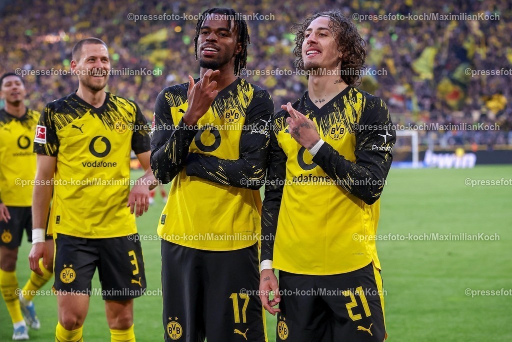 BVB26042601070 | 26.04.2026, Fußball, Borussia Dortmund - SC Freiburg, 1. Fußball Bundesliga, 31. Spieltag, Signal Iduna Park, Saison 2025 2026: Torjubel nach dem Tor zum 4:0 durch Torschütze Fabio Silva&nbsp;(BVB #21)  zusammen mit  Carney Chukwuemeka (BVB #17)   DFB regulations prohibit any use of photographs as image sequences and or quasi-video.