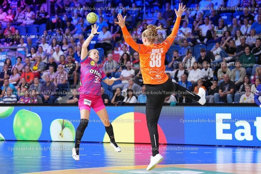 xydrx21092501056 | 21.09.2025, xydrx, Handball, Frauen Länderspiel, Deutschland - Niederlande, YAILA Arena: Alexia Hauf (GER #31) beim Wurf auf das Tor von Yara Ten Holte (NED #38)