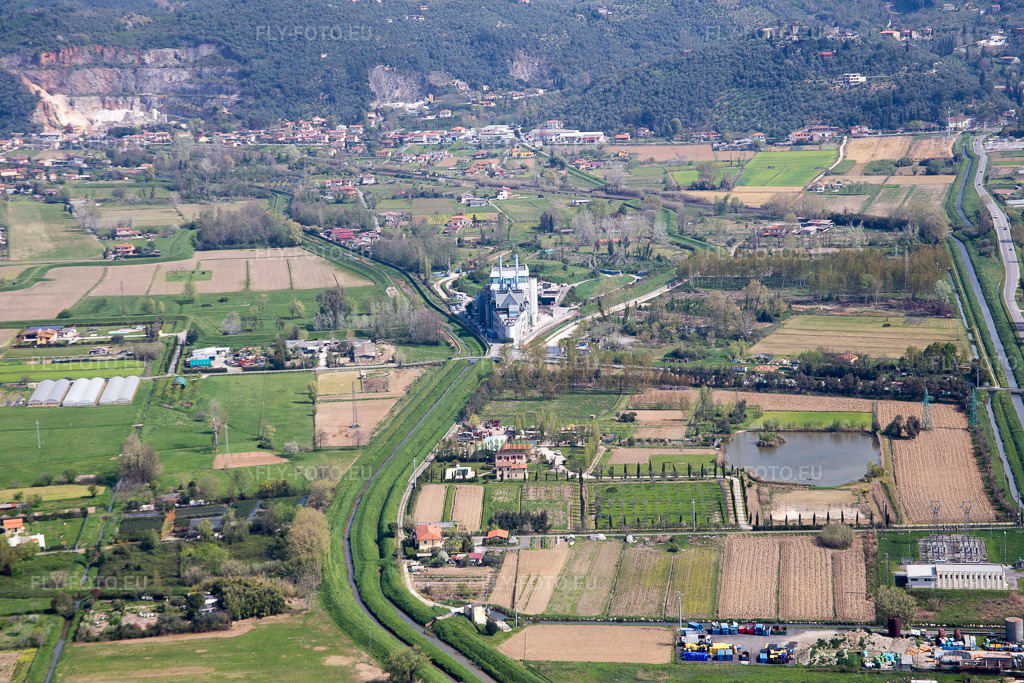 Vue aérienne: Vue de la ville à Pietrasanta dans le département Lucca, Italie – .Photo: IMG_087209.jpg prise le 04/04/2016 par Werner Riehm/FLY-FOTO.eu – Résolution de l'original: 5472 x 3648 px