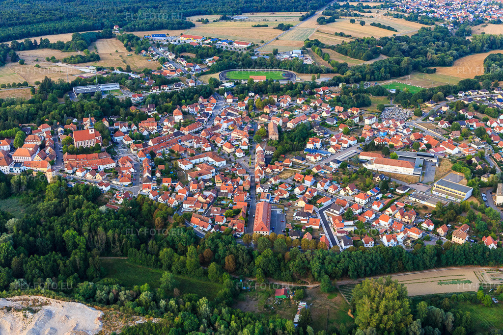Vue aérienne: Vue d'ensemble de la ville depuis le sud-ouest à le quartier Neulauterburg in Lauterbourg dans le département Bas Rhin, France.Photo: IMG_134045.jpg prise le 21/08/2022 par Werner Riehm/FLY-FOTO.euRésolution de l'original: 5472 x 3648 px