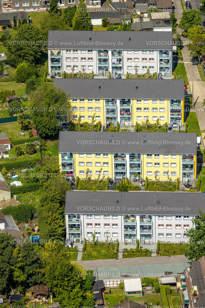 Bottrop250802370 | Luftbild, Vier Reihenhäuser Mehrfamilienhäuser mit farbiger Fassade, Hans-Böckler-Straße, Fuhlenbrock, Bottrop, Ruhrgebiet, Nordrhein-Westfalen, Deutschland