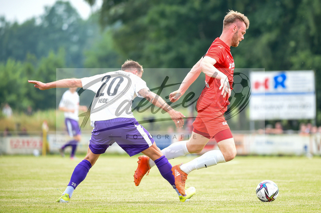 BSBOSN_20210626_0076 | Fussball, Herren: Marc Heider (VfL Osnabrueck) und Marc Flottemesch (TuS Bersenbrueck) im Zweikampf beim Testspiel zwischen TuS Bersenbrueck und VfL Osnabrueck im Hasestadion am 26.06.2021 in Bersenbrueck, Deutschland. - Realisiert mit Pictrs.com