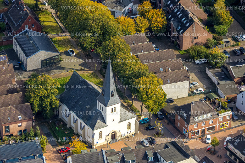 Neukirchen-Vluyn241013178 | Luftbild, evang. Dorfkirche Neukirchen und Wohnhäuser, Neukirchen-Vluyn, Niederrhein, Nordrhein-Westfalen, Deutschland