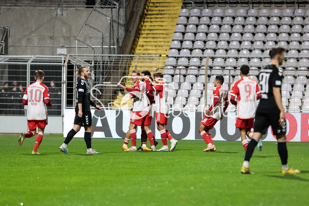 FC Bayern Amateure - SV Wacker Burghausen | Jubel der kleinen Bayern nach dem Tor zum 1-0 durch David JONATHANS (FCB #27) / Torschuetze / Treffer / Torjubel