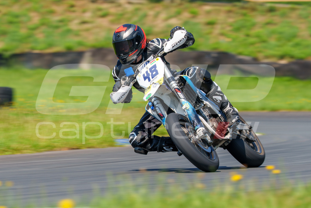 G-Cup + Supermoto Staatsmeisterschaft + Hungarian Supermoto Championship | GRIPcapture steht für authentische Sportfotografie in Österreich – für Momente, die mehr sind als Geschwindigkeit oder Ergebnis. Es geht um Emotion, Spannung, Fokus und den Augenblick, der oft nur einen Wimpernschlag dauert.Ob Motorsport, Teamsport oder 