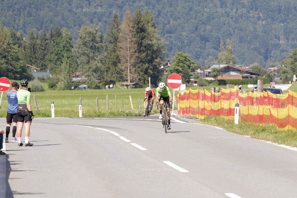 1137_20230817_Bewerb_Maenner_Muehlanger | AUT - OESTERREICH, 2023-08-16: SPORT RENNRAD-FAHREN - 55. INTERNATIONALER RADWELTPOKAL IN ST. JOHANN IN TIROL  - Vintage-Radrennen mit WM-Bronze-Medaillen-Siegerin Christina Schweinberger, den Teilnehmer und Alexander Baumann (vom Orginastions-Team) - TAG 2 BEWERB MAENNER IN SECHS GRUPPEN  ; Foto: Roland Muehlanger