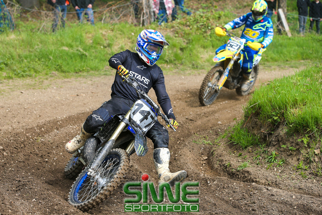 Motocross 1. Mai | Top-Sport beim 70. Motocross am Eyller Berg - Sidecar-Weltmeister am Start

Das 70. Motocross auf dem Eyller-Berg-Kurs bot den Motorsportfans zum Jubiläum ein hochkarätiges Sportprogramm. Der Motorclub Kamp-Lintfort hatte mit 3 Klassen ein volles Programm für den 1. Mai auf dem Plan. Die Rennen zur Europa offenen Deutschen Meisterschaft gab es gleich im im Doppelpack.
Als sportliches Highlight werden bei den Sidecars, wie die Seitenwagen international heißen, die besten deutschen Gespanne gegen internationale Topteams antreten.
In der Solodisziplin stehen die "Big Boys" der Open-DM am Start. - Realisiert mit Pictrs.com