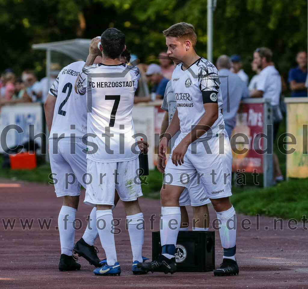 2023-09-09_087_FC_Herzogstadt_II_gegen_SG_Hoerlkofen_Woerth | Erding, Deutschland, 09.09.2023:
Fußball, A-Klassel 2023 / 2024, 6. Spieltag, FC Herzogstadt II gegen SG Hörlkofen/Wörth, Endergebnis: 1:2

Dacian Cozea (FC Herzogstadt, #7), Thomas Hertel (FC Herzogstadt, #27)

Foto: Christian Riedel / fotografie-riedel.net