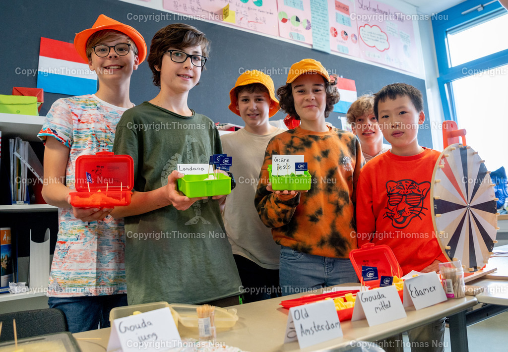 DSC_2867 | bbe, 12.05.2023, Goethe-Gymnasium: "Interrail-Tour" in der Schule zur Feier Europas. In verschiedenen Räumen im Westgebäude waren  länderspezifische Aktionen, die Niderlande wurde von der Klasse 6f vorgestellt, ,  ,, Bild: Thomas Neu