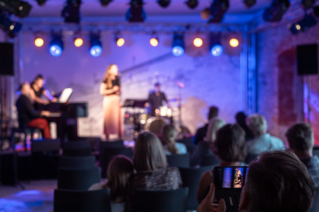 Karaoke mit Liveband | Karaoke mit Forster Family im Forte Belvedere Leisnig zum Festival Hallo Leisnig 2022. - Realisiert mit Pictrs.com