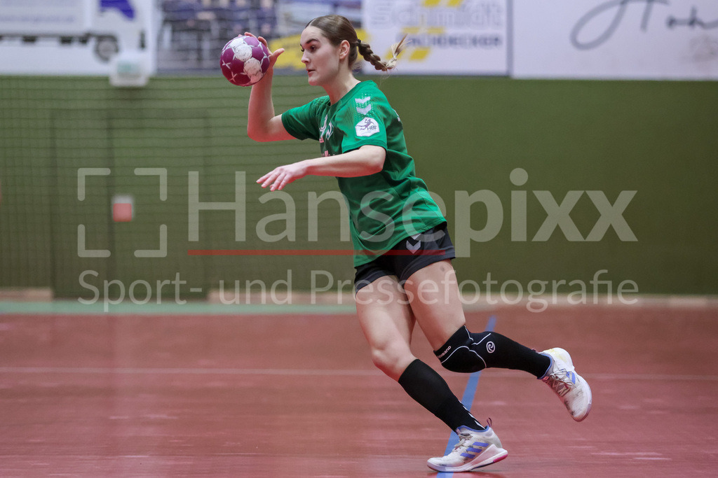 Handball, 2. Bundesliga Frauen, SV Werder Bremen - 1. FSV Mainz 05 | v.li.: Luca Schumacher (SV Werder Bremen, 9) Freisteller am Ball, Einzelfoto, Spielszene, Aktion, Action