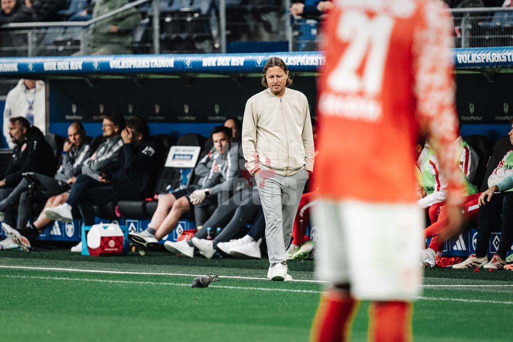 Fußball | Männer | Saison 2025/2026 | 1. Fußball-Bundesliga | 6. Spieltag | Hamburger SV vs. 1. FSV Mainz 05 | 05.10.2025 | Trainer Bo Henriksen (1. FSV Mainz 05) schaut auf eine Taube