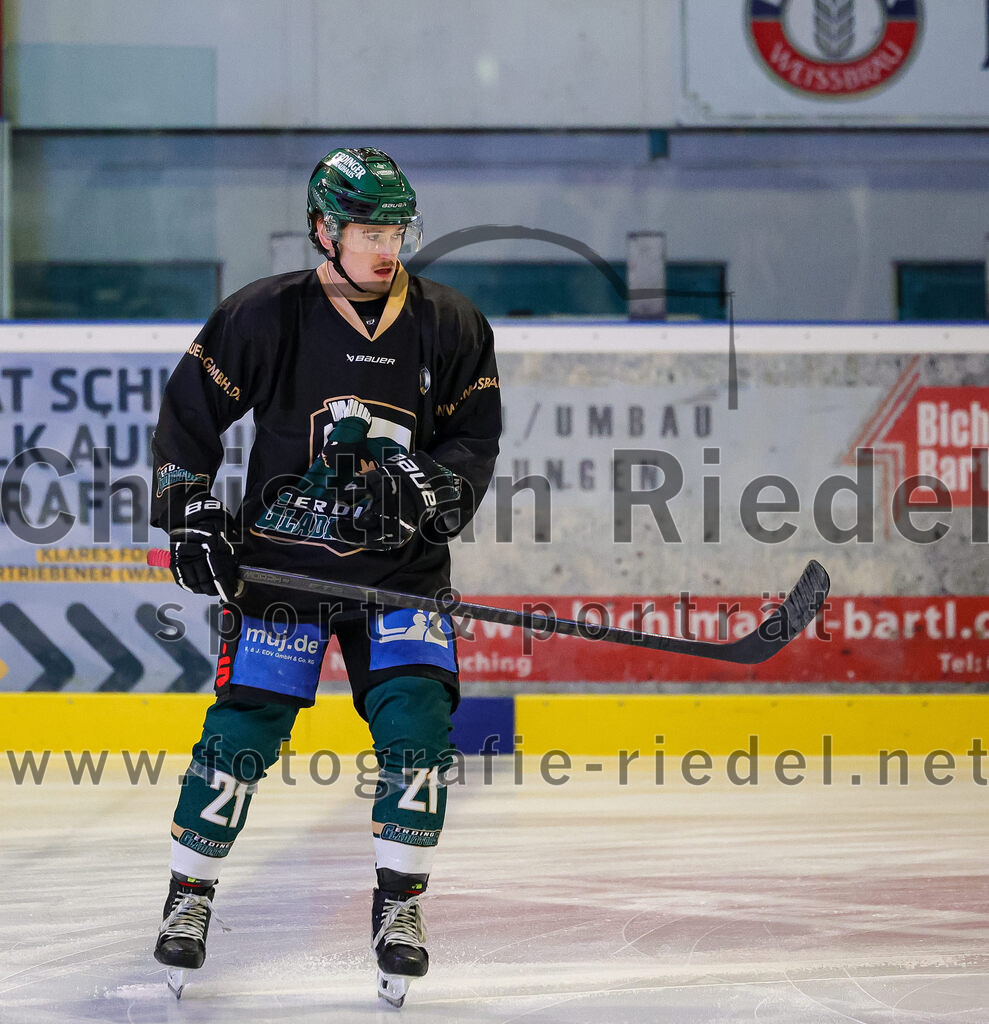 2025-12-05_012_TSV_Erding_gegen_Stuttgart_Rebels | Erding, Deutschland, 05.12.2025:Eishockey, Oberliga Süd 2025 / 2026, 23. Spieltag, TSV Erding gegen Stuttgart Rebels, Endergebnis: 5:6Erik Modlmayr (Erding Gladiators, #21)Foto: Christian Riedel / fotografie-riedel.net