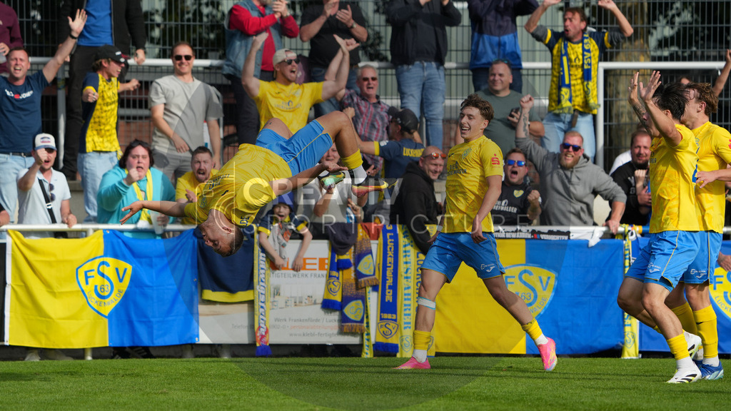 Fußball, Herren, Saison 2025/2026, Regionalliga Nordost, 10. Spieltag, FSV 63 Luckenwalde vs. BSG Chemie Leipzig, Samstag 27.09.2025, Werner-Seelenbinder-Stadion Luckenwalde, | Fußball, Herren, Saison 2025/2026, Regionalliga Nordost, 10. Spieltag, FSV 63 Luckenwalde vs. BSG Chemie Leipzig, Samstag 27.09.2025, Werner-Seelenbinder-Stadion Luckenwalde, Im Bild: Lucas Will jubelt artistisch über sein Tor. - Realisiert mit Pictrs.com
