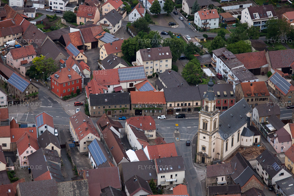 Luftbild: Maria Schmerz Kirche in Bergrheinfeld im Bundesland Bayern in Deutschland. – Foto: IMG_66158.jpg vom 30.05.2014 durch Werner Riehm/FLY-FOTO.de – Auflösung des Originals: 4752 x 3168 px – Menüpunkt öffnen/schließen