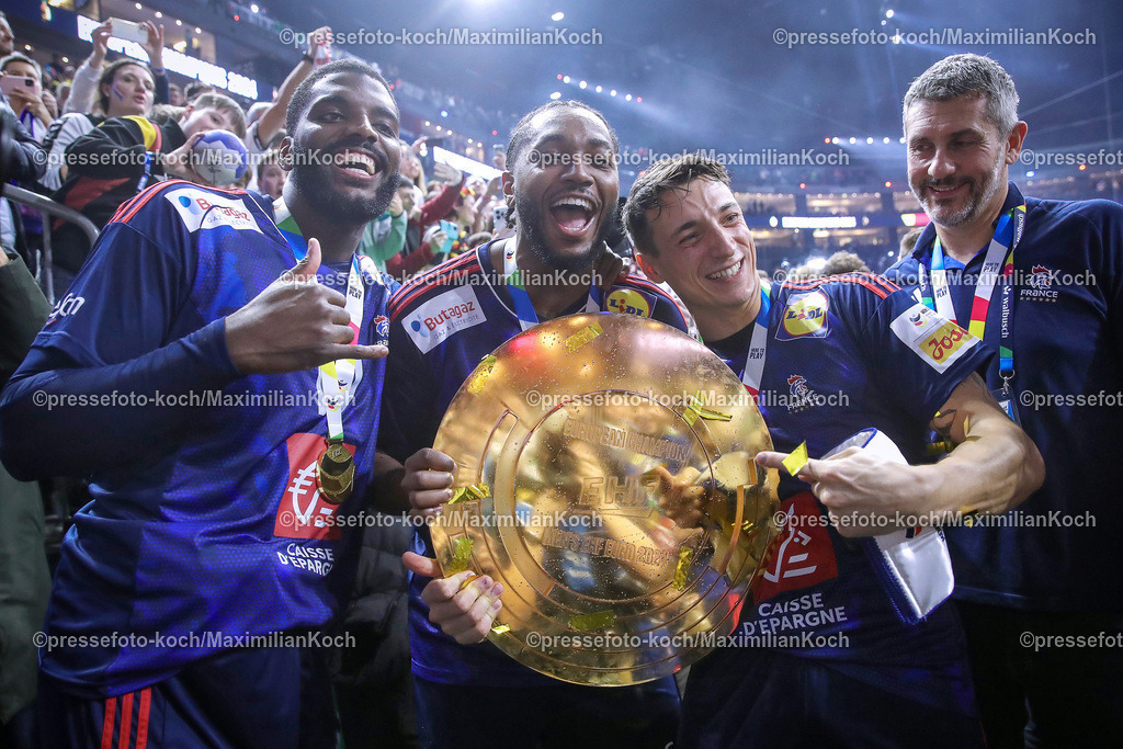 EHFEURO28012402371 | 28.01.2024, EHF EURO 2024, Männer Europameisterschaft Handball, Lanxess Arena in Köln, Finale, Siegerehrung Frankreich ist Europameister. Dika Mem (Frankreich), Benoit Kounkoud (Frankreich)  zusammen mit Yanis Lenne (Frankreich) und 