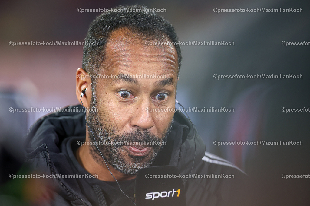 Due0911240109602098 | 09.11.2024, Fußball, Fortuna Düsseldorf - SC Paderborn 07, 2. Bundesliga, Merkur Spiel-Arena, Saison 2024 2025: Cheftrainer Daniel Thioune (Trainer Fortuna Düsseldorf) DFB regulations prohibit any use of photographs as image sequences and or quasi-video.