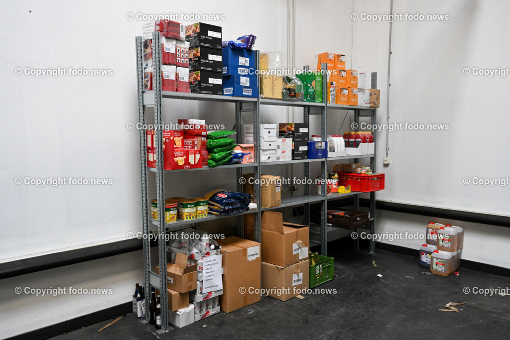 PVZ_ Postverteilerzentrum Linz_ Asylunterkunft_ 21.03.2023-15 | 21.03.20123, Postcity, PVZ, AUT, Postverteilerzentrum Linz, Asylunterkunft, im Bild Rotes Kreuz, Asylunterkunft wird geraeumt, Lager, Schlafstelle, Halle