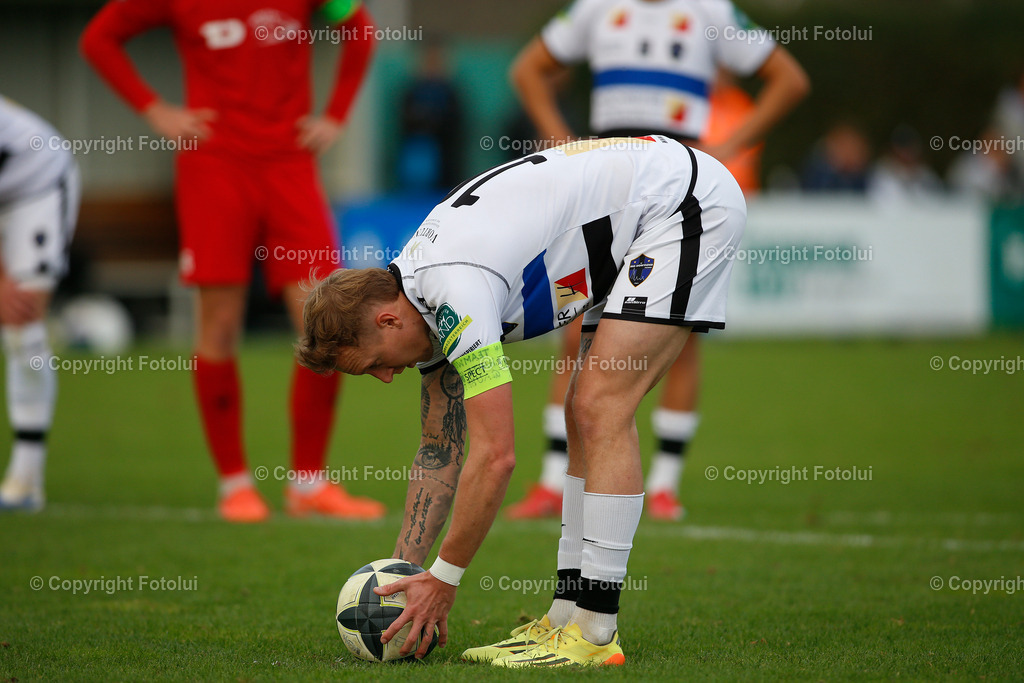 A_LUI_110925_32 | SPORT,FUSSBALL,LT1 OOE LIGA ASKOE OEDT 1B -SV BAD LEONFELDEN 11.10.2025 IM BILD:  DAVID RADOUCH (LEONFELDEN) LEGT SICH DEN BALL AM ELRFERPUNKT ZURECHT FOTO:FOTOLUI