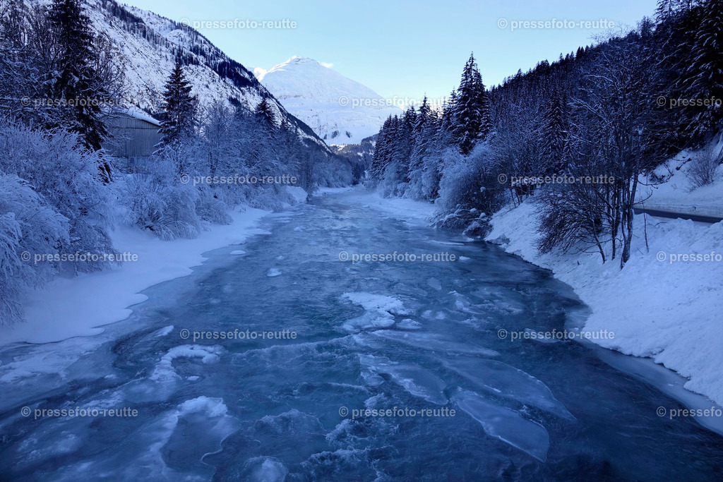 welltvi-Lechfluss-Winter_24Jan2019-Duernau_Holzgau_DSC2213 | Info aus dem Bezirk Reutte/Ausserfern Tirol sowie eine umfangreiche Bilddatenbank über die gesamte Region: Lechtal, Talkessel Reutte, Tannheimertal, Zwischentoren. Lech, Plansee, Zugspitze, Grenztunnel, B179, Fernpassstraße, Verkehr, Lawinen, Tradition, - Realisiert mit Pictrs.com