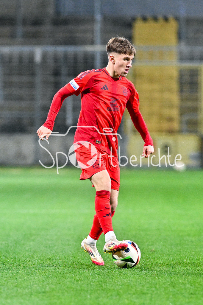 FC Bayern Amateure - SpVgg Hankofen-Hailing | am Ball Tim BINDER (FC Bayern München II #7) / Einzelfoto / Freisteller / Regionalliga Bayern: FC Bayern Muenchen II - SpVgg Hankofen-Hailing, Gruenwalder Stadion am 28.03.2025