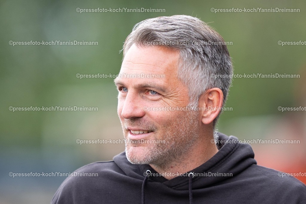 xydr13042501003 | 13.04.2025, xydrx, Fußball, Borussia Dortmund II - FC Energie Cottbus, 3.Liga, Stadion Rote Erde, Saison 2024 2025: Jan Zimmermann (Trainer Borussia Dortmund II) DFB regulations prohibit any use of photographs as image sequences and or quasi-video.