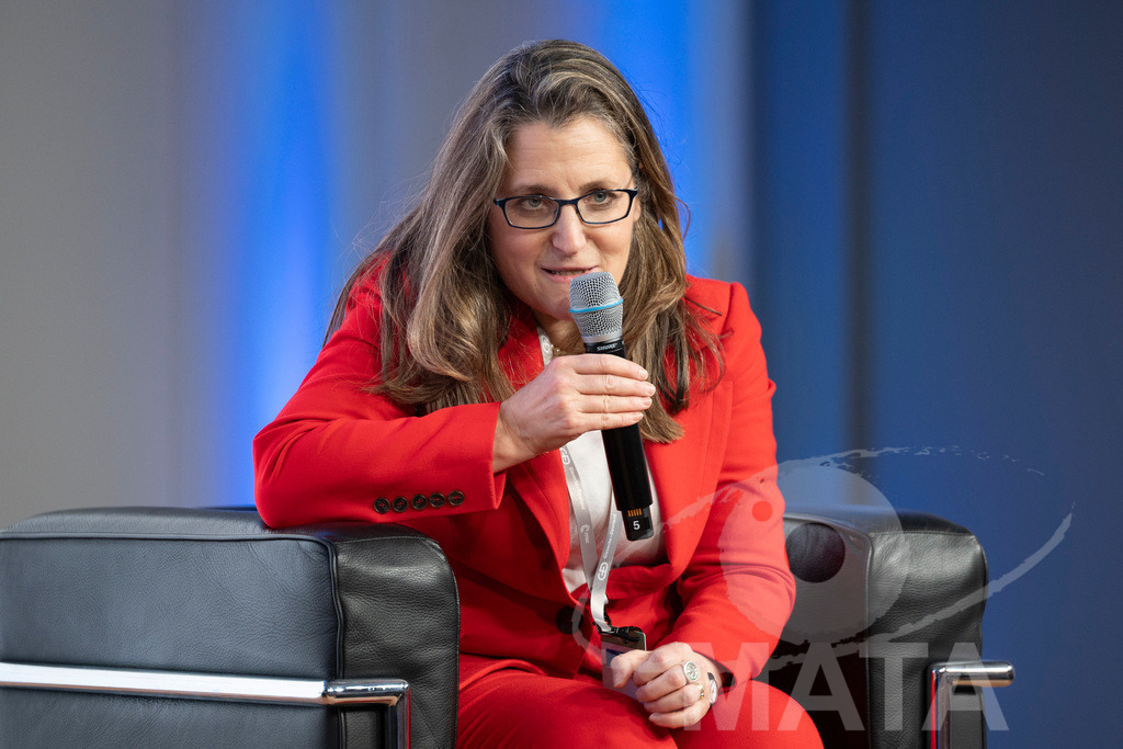 _DWA3145 | Die MSC Security and Literature Series der Münchner Sicherheitskonferenz wird von der ZEIT mitveranstaltet und vom Literaturhaus München unterstützt. Am Donnerstag, 12. Februar (19-20 Uhr), spricht Autor Serhiy Zhadan aus Charkiw mit Chrystia Freeland, Sonderbeauftragte für den Wiederaufbau der Ukraine und ehemalige stellvertretende Premierministerin Kanadas, über die Zukunft der Ukraine - Realisiert mit Pictrs.com