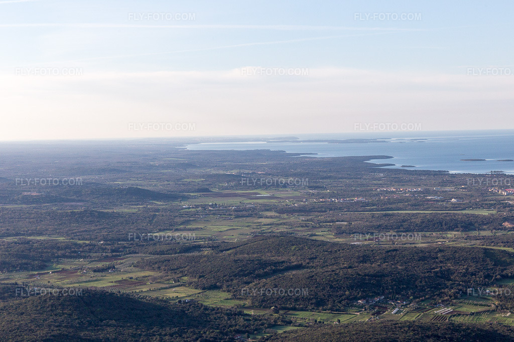 Aerial view: View of the town in Vrsar in the state Gespanschaft Istrien, Croatia. – Photo: IMG_106314.jpg taken on 04/14/2018 by Werner Riehm/FLY-FOTO.com – Resolution of the original: 5472 x 3648 px
