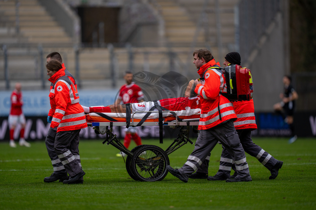 Kickers Offenbach vs. SG Sonnenhof Grossaspach, Fussball, Regionalliga Suedwest, 24. Spieltag, 14.03.2026 | Maximilian Rossmann (Kickers Offenbach, #03) liegt verletzt auf der Trage und wird abtransportiert,Kickers Offenbach vs. SG Sonnenhof Grossaspach, Fussball, Regionalliga Suedwest, 24. Spieltag, 14.03.2026Foto: photosbyphips/Philip Ziegler