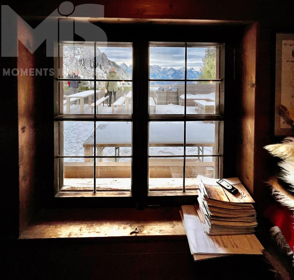mis_110914bf01.JPG | 30.01.2022,  Schwangau bei Füssen im Allgäu, ein sonniger Wintertag auf der Rohrkopfhütte, eine Berghütte mit Bewirtung. Aus einem urigen Holzfenster schaut man in die Allgäuer Alpen. - Realisiert mit Pictrs.com