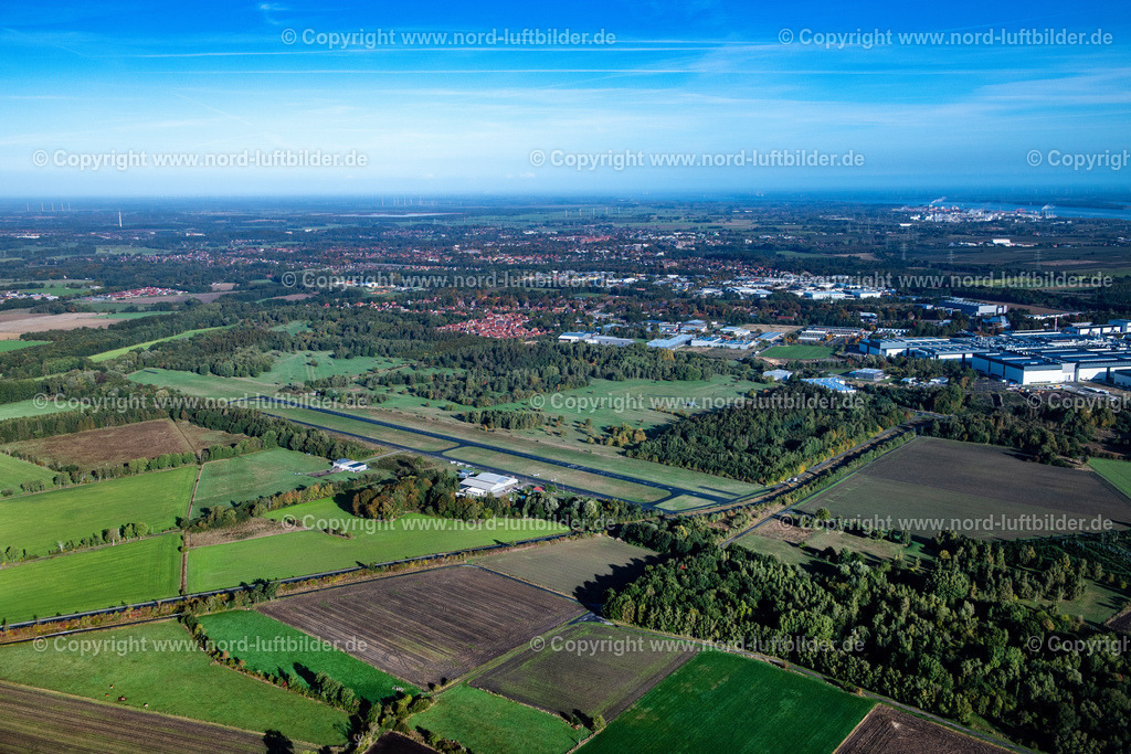 Stade_Flugplatz_Günther_Grönhoff_Lsv_Ottenbeck_ELS_4353091022 | STADE 09.10.2022 Start- und Landebahn mit Rollfeldgelände des Flugplatz Stade im Bundesland Niedersachsen, Deutschland. // Runway with tarmac terrain of airfield Stade in the state Lower Saxony, Germany. Foto: Martin Elsen