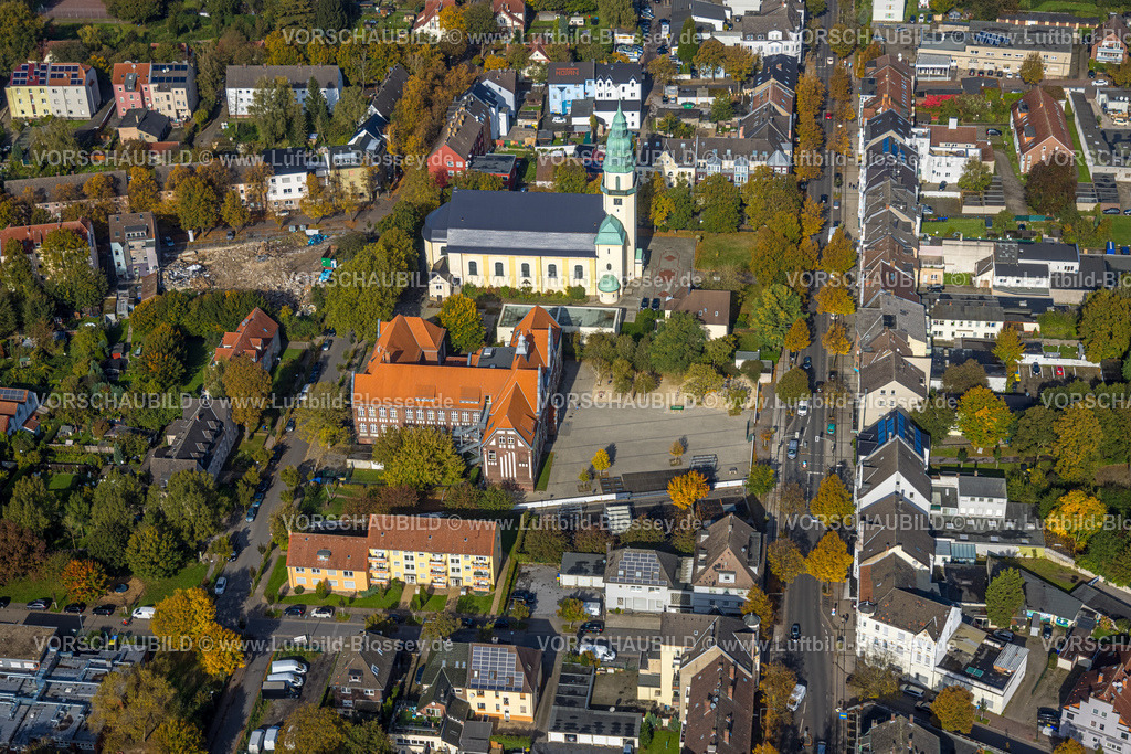 Luenen241012566 | Luftbild, kath. Herz Jesu Kirche und Wittekindschule Grundschule, Mehrfamilienhäuser Wohnhäuser, Waltroper Straße mit Baumallee, Brambauer, Lünen, Ruhrgebiet, Nordrhein-Westfalen, Deutschland