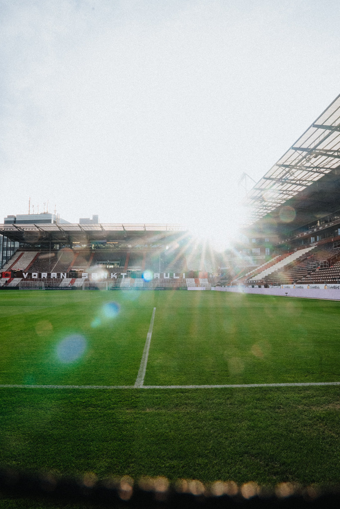 _STP7947 | Der offizielle Shop für FC St. Pauli Fotos. Wähle aus Spielszenen & Fanmomenten dein FCSP Wunschformat. Wir liefern Millerntor-Atmosphäre.
